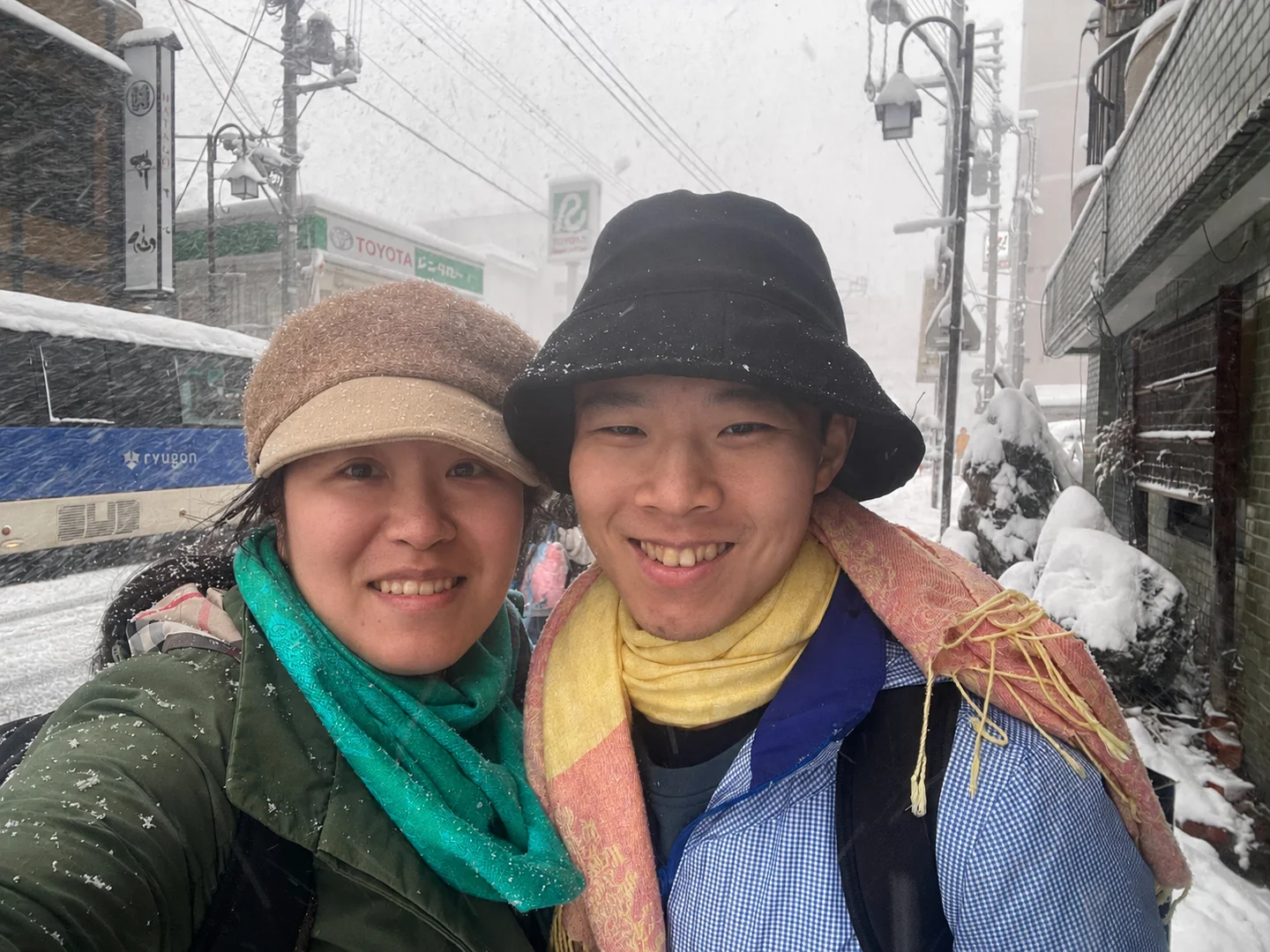 Harry 與 Cynthia 在雪中的街道上合照