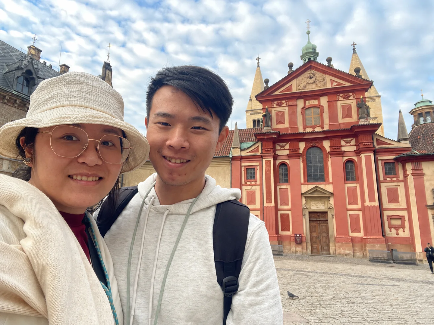 Harry 與 Cynthia 在紅色教堂前合照